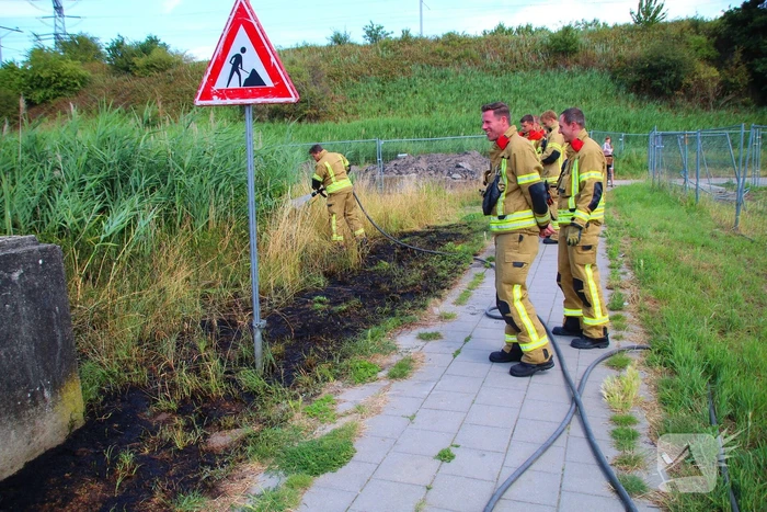 Kinderen ontdekken bermbrand en waarschuwen