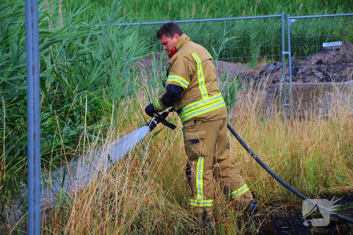 Kinderen ontdekken bermbrand en waarschuwen