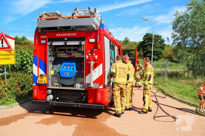 Kinderen ontdekken bermbrand en waarschuwen