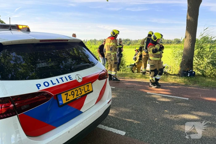 Auto rijdt sloot in met dodelijke afloop