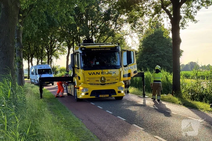 Auto rijdt sloot in met dodelijke afloop