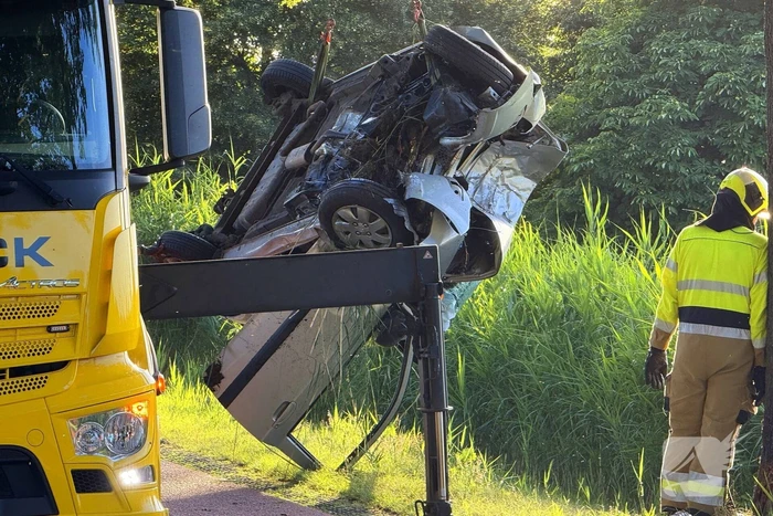 Auto rijdt sloot in met dodelijke afloop