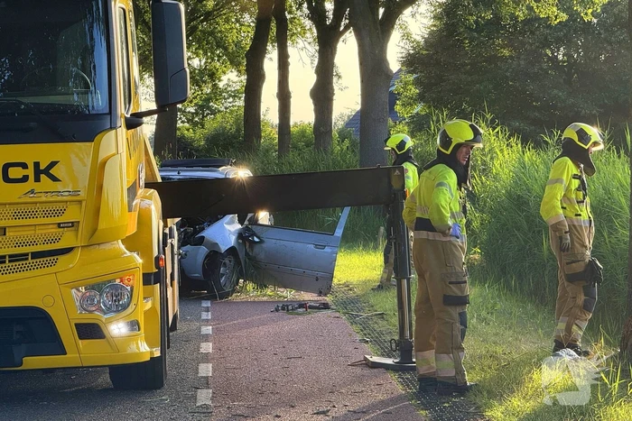 Auto rijdt sloot in met dodelijke afloop