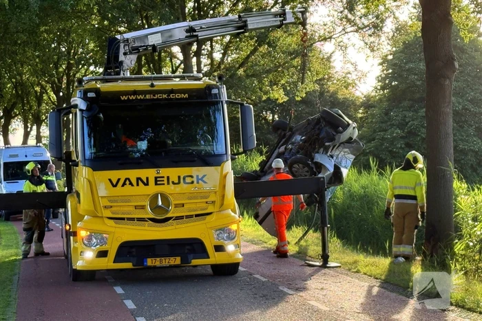 Auto rijdt sloot in met dodelijke afloop
