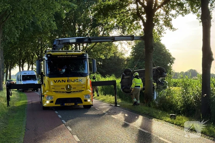 Auto rijdt sloot in met dodelijke afloop