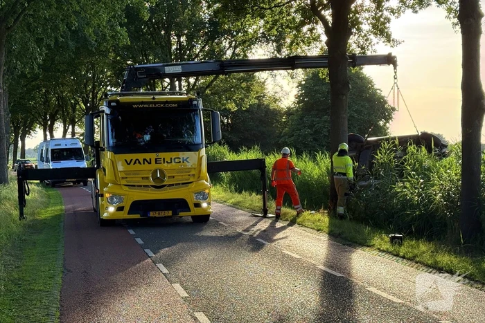 Auto rijdt sloot in met dodelijke afloop