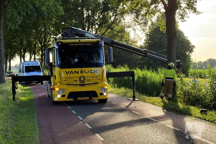 Auto rijdt sloot in met dodelijke afloop
