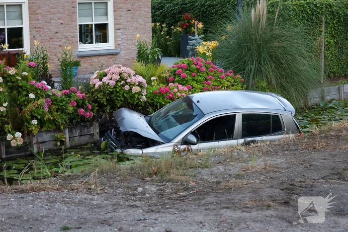 Steekincident leidt tot gewonde en auto te water