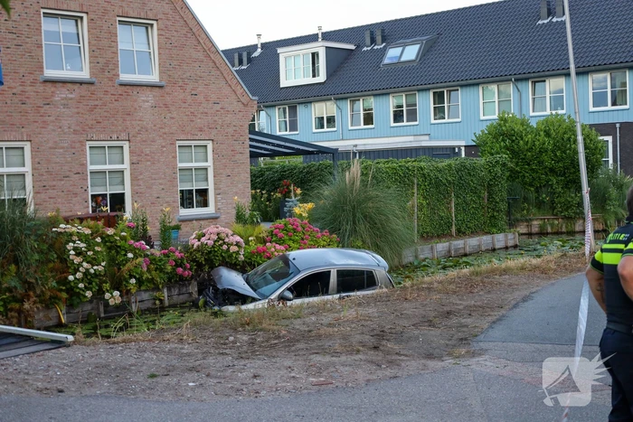 Steekincident leidt tot gewonde en auto te water