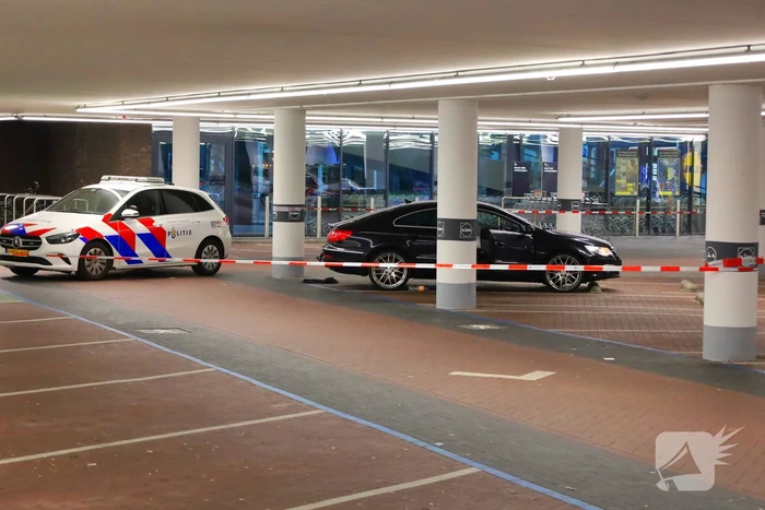 Steekincident leidt tot gewonde en auto te water