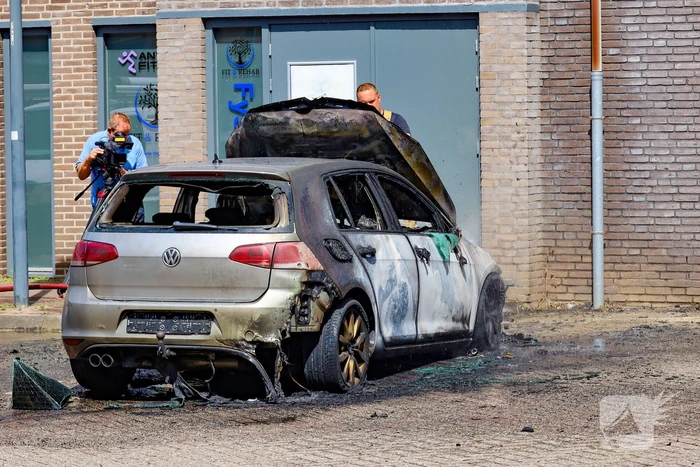 Autobrand verwoest voertuig op winkelcentrum parkeerplaats