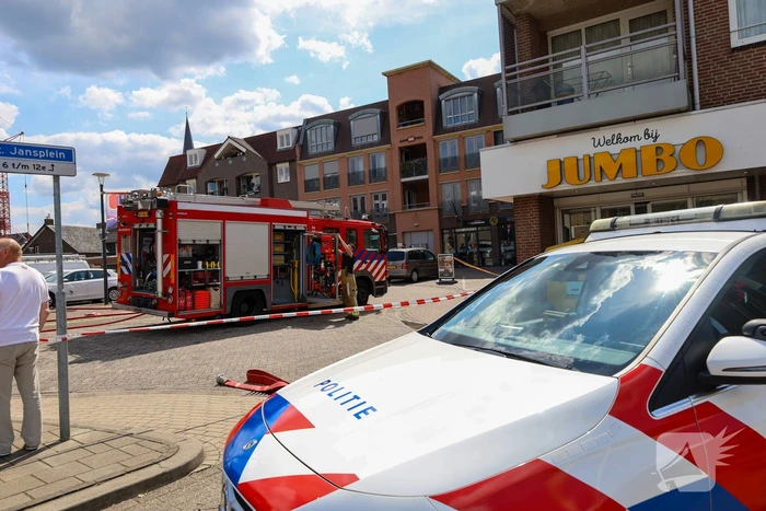 Autobrand verwoest voertuig op winkelcentrum parkeerplaats