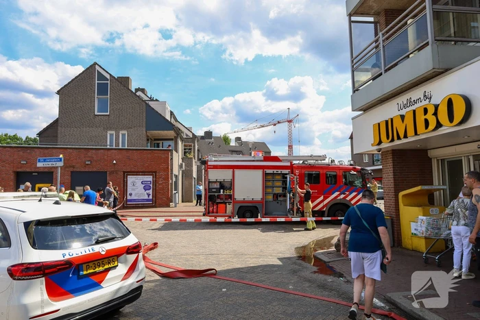Autobrand verwoest voertuig op winkelcentrum parkeerplaats