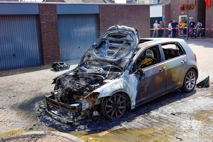 Autobrand verwoest voertuig op winkelcentrum parkeerplaats
