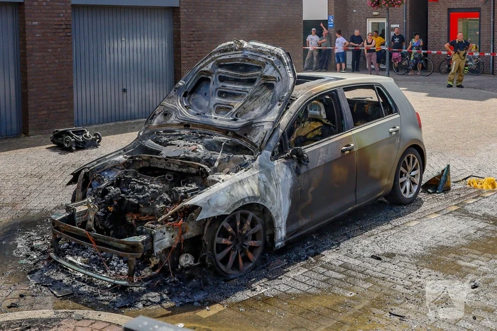 Autobrand verwoest voertuig op winkelcentrum parkeerplaats