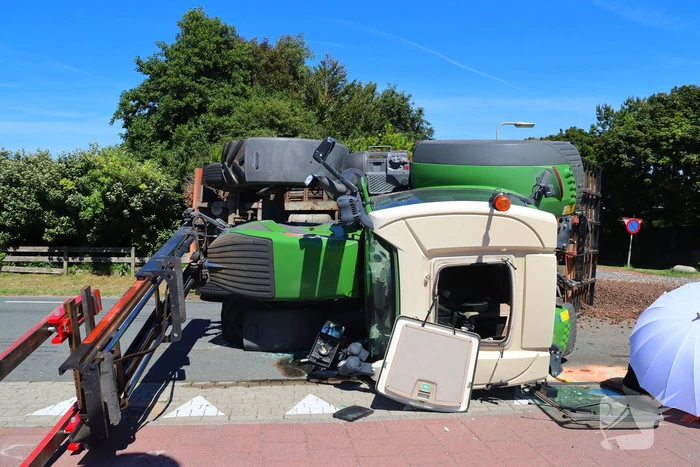 Tractor omgekanteld door uitwijken