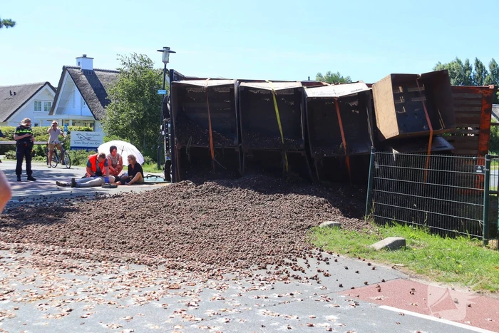 Tractor omgekanteld door uitwijken
