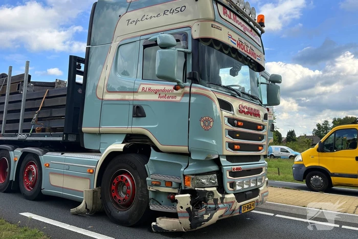 Aanrijding vrachtwagen en auto