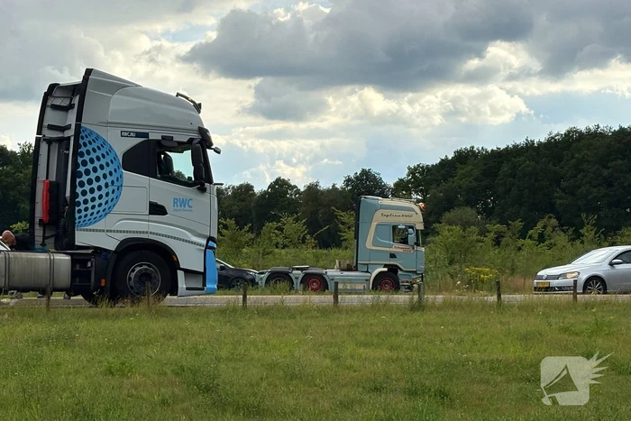 Aanrijding vrachtwagen en auto