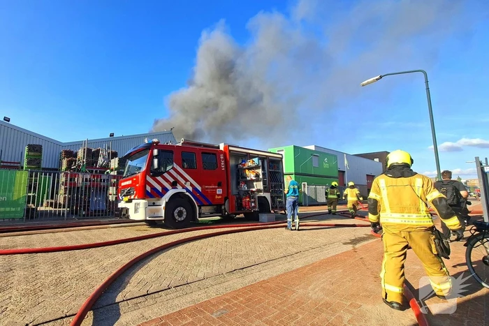 Zeer grote brand op industriegebied