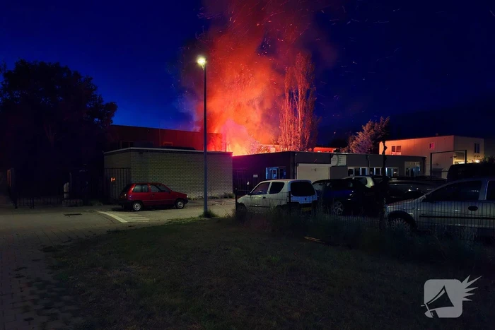 Hoogwerker ingezet bij brand bijgebouw