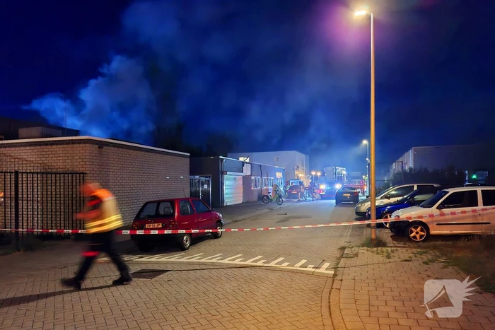 Hoogwerker ingezet bij brand bijgebouw