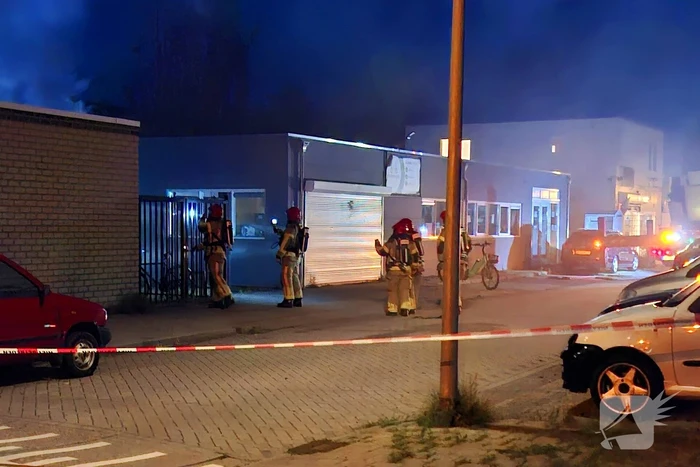 Hoogwerker ingezet bij brand bijgebouw