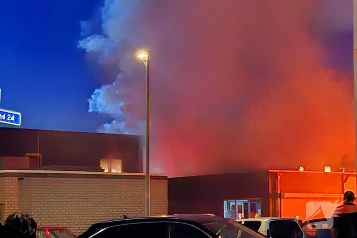 Hoogwerker ingezet bij brand bijgebouw