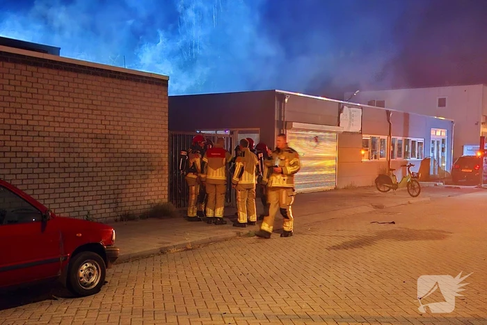 Hoogwerker ingezet bij brand bijgebouw