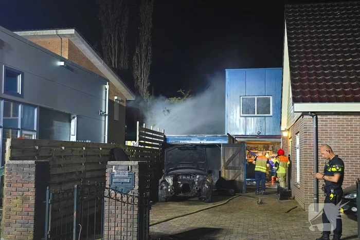 Hoogwerker ingezet bij brand bijgebouw