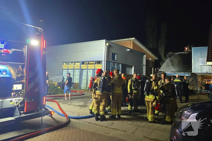 Hoogwerker ingezet bij brand bijgebouw