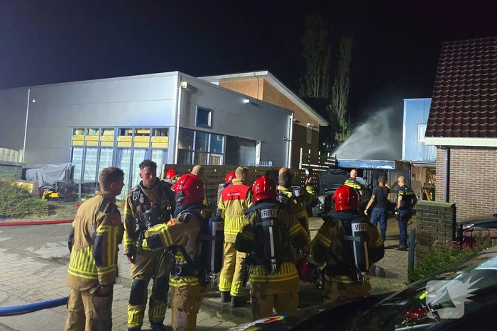 Hoogwerker ingezet bij brand bijgebouw