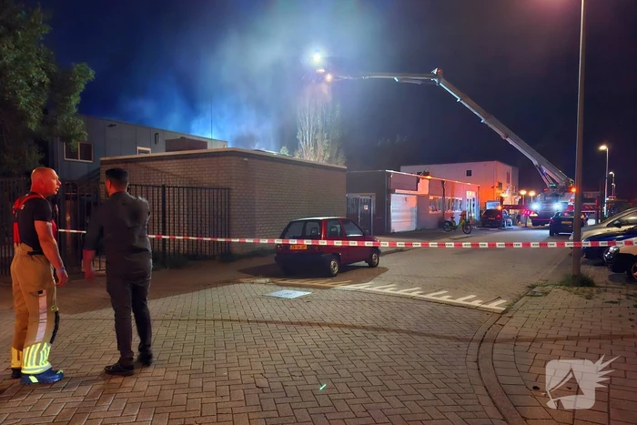 Hoogwerker ingezet bij brand bijgebouw