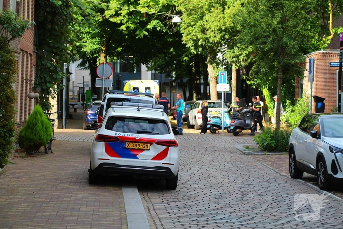 Twee scooterrijders gecontroleerd na botsing