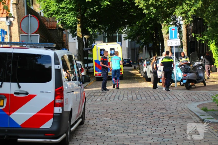 Twee scooterrijders gecontroleerd na botsing