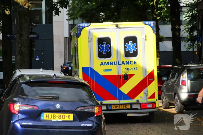 Twee scooterrijders gecontroleerd na botsing