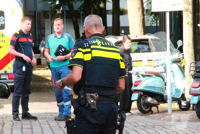 Twee scooterrijders gecontroleerd na botsing