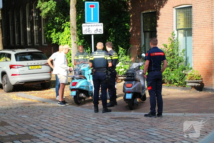 Twee scooterrijders gecontroleerd na botsing