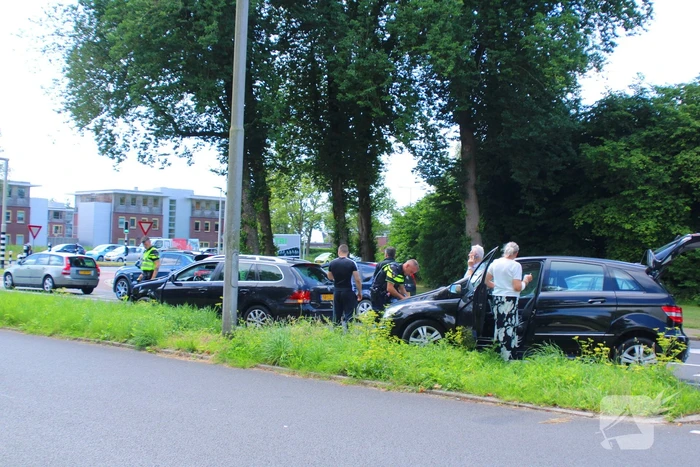 Auto's beschadigd in aanrijding