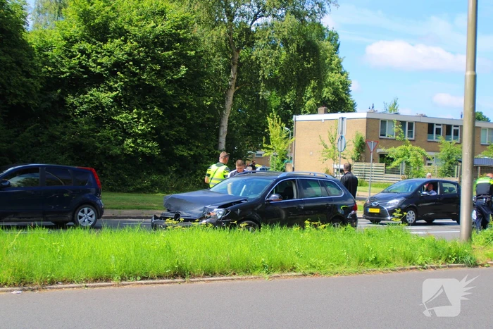 Auto's beschadigd in aanrijding