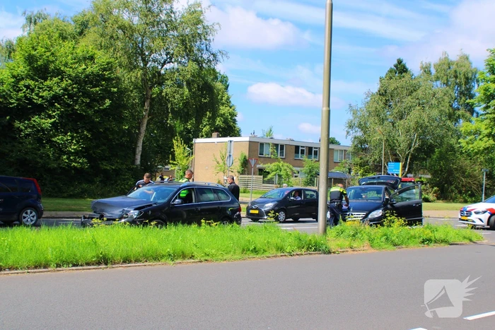 Auto's beschadigd in aanrijding