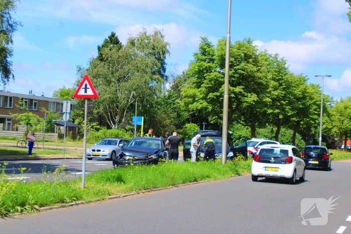 Auto's beschadigd in aanrijding