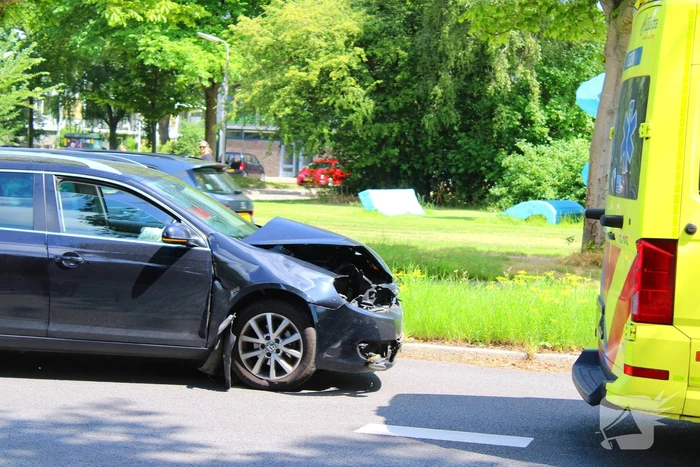 Auto's beschadigd in aanrijding