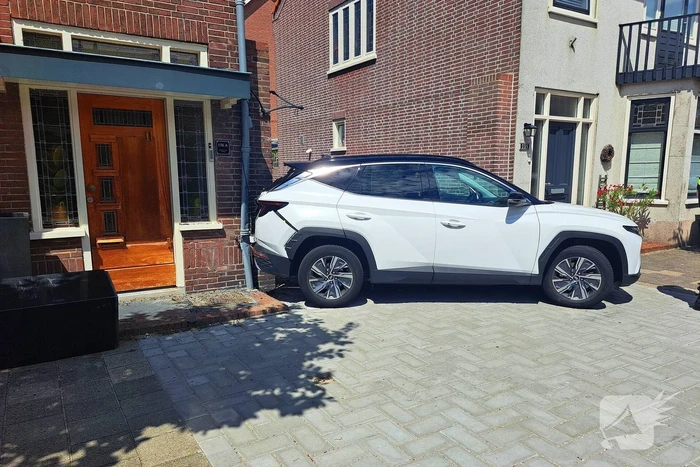 Auto rijdt achteruit tegen woning