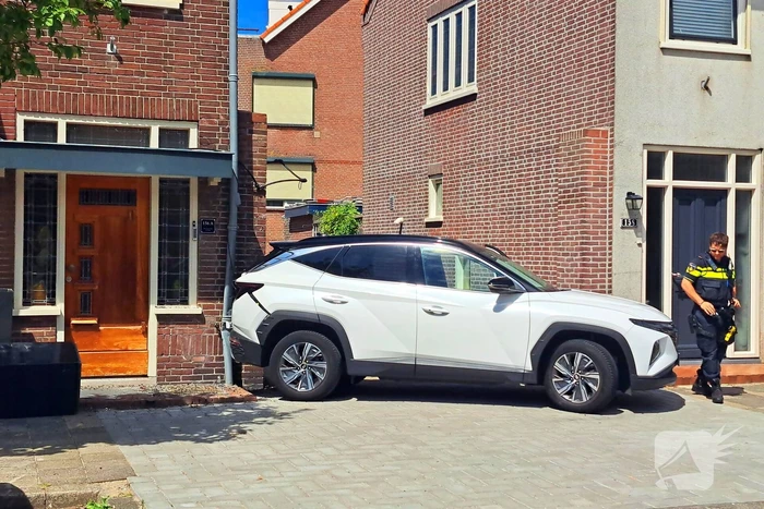 Auto rijdt achteruit tegen woning
