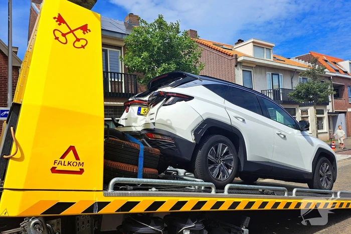 Auto rijdt achteruit tegen woning