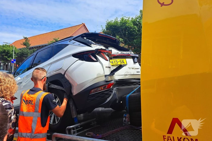 Auto rijdt achteruit tegen woning