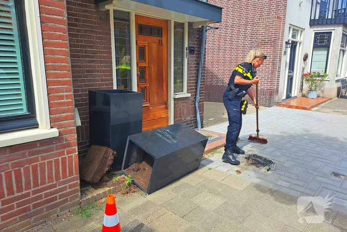 Auto rijdt achteruit tegen woning