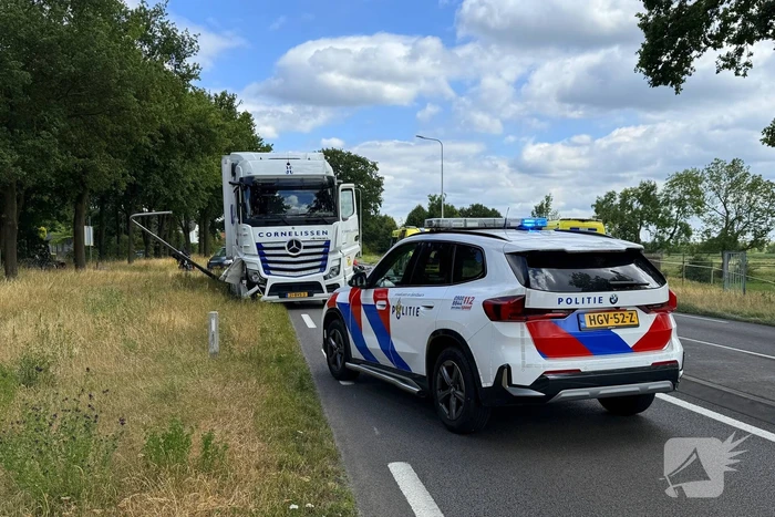 Botsing met vrachtwagen leidt tot zwaargewonde