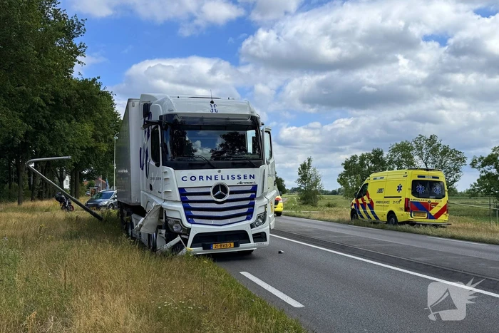 Botsing met vrachtwagen leidt tot zwaargewonde